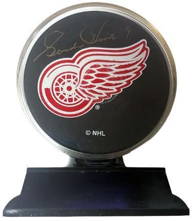 Gordie Howe signed Detroit Red Wings Old Logo NHL Hockey Puck #9 w/ Case- Beckett Review