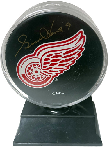 Gordie Howe signed Detroit Red Wings Old Logo NHL Hockey Puck #9 w/ Case- Beckett Review (HOF/Mr Hockey)