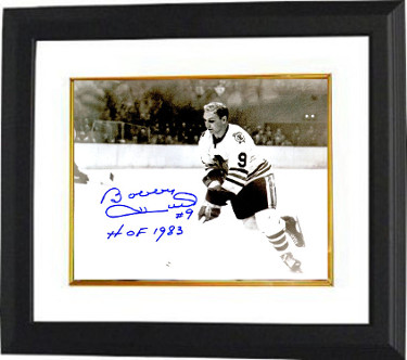 Bobby Hull signed Chicago Blackhawks B&W 8x10 Photo Custom Framing w/ #9 HOF 1983 - Schwartz Hologram