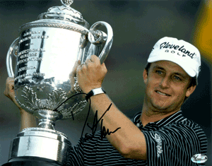 David Toms signed 8x10 Photo 2001 PGA Championship w/ Trophy (horizontal)