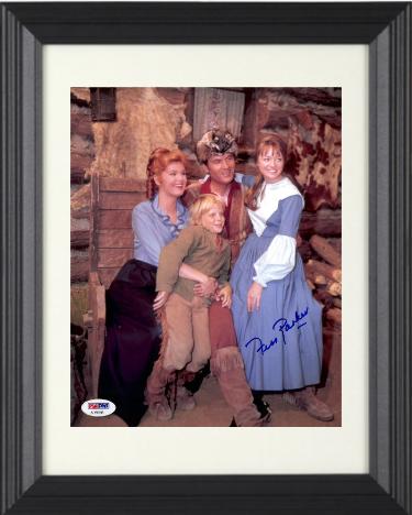 Fess Parker signed Vintage Family Cast 8x10 Photo Custom Framing- PSA #AD59945 (Daniel Boone/Davy Crockett)