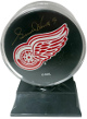 Gordie Howe signed Detroit Red Wings Old Logo NHL Hockey Puck #9 w/ Case- Beckett Review (HOF/Mr Hockey)